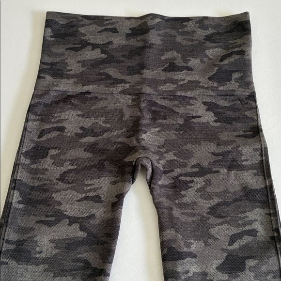 Spanx Leggings Women’s Medium Black Gray Camo Shapewear Tummy Control Activewear - Picture 4 of 9
